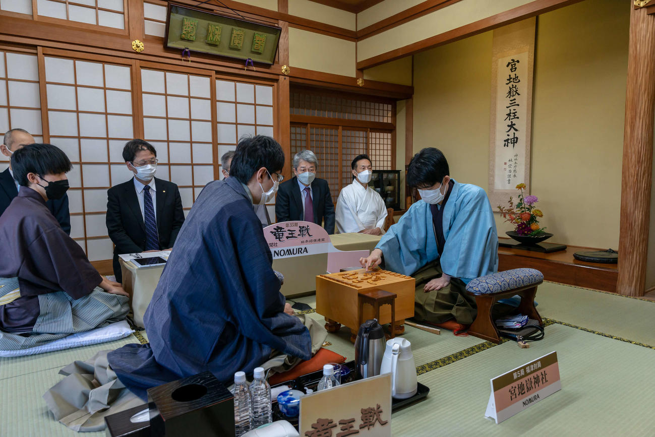 第35期竜王戦7番勝負第5局に臨んだ藤井聡太竜王（右）、広瀬章人八段（日本将棋連盟提供）