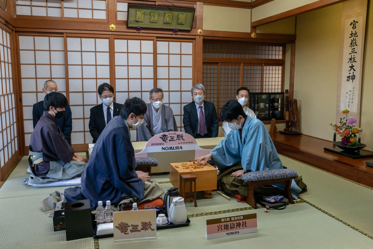 第35期竜王戦7番勝負第5局に臨んだ藤井聡太竜王（右）、広瀬章人八段（日本将棋連盟提供）