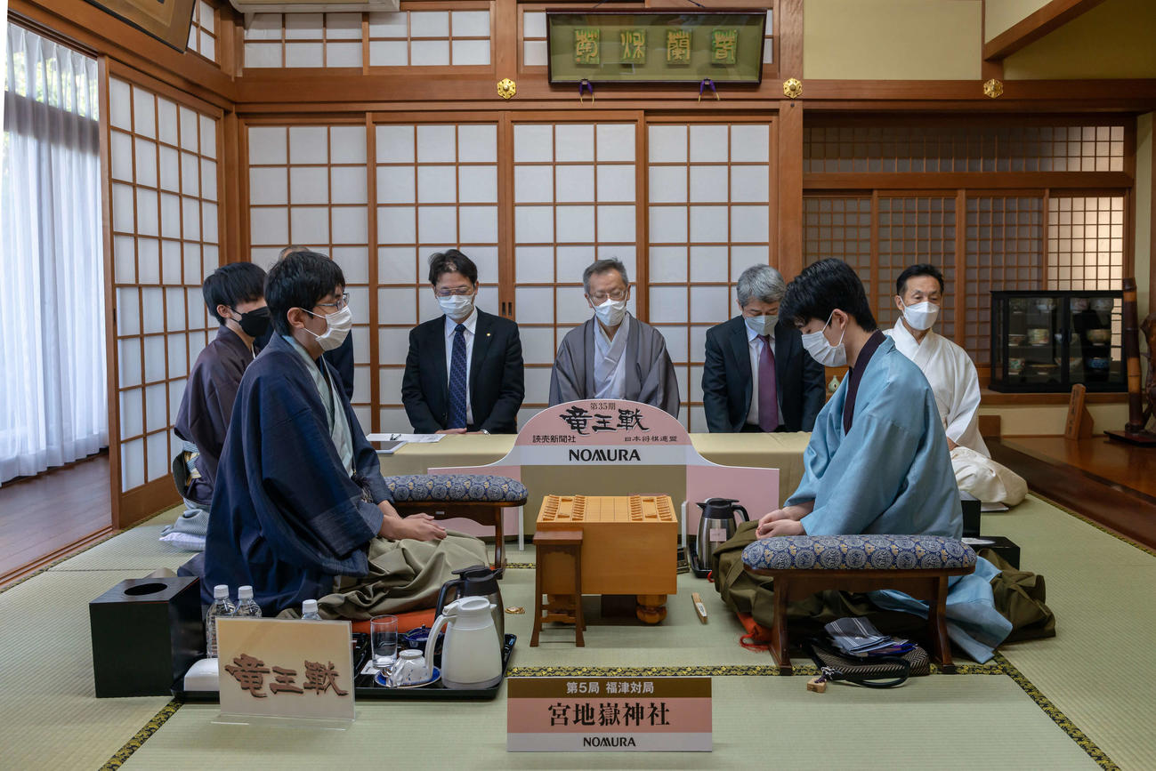 第35期竜王戦7番勝負第5局に臨んだ藤井聡太竜王（右）、広瀬章人八段（日本将棋連盟提供）