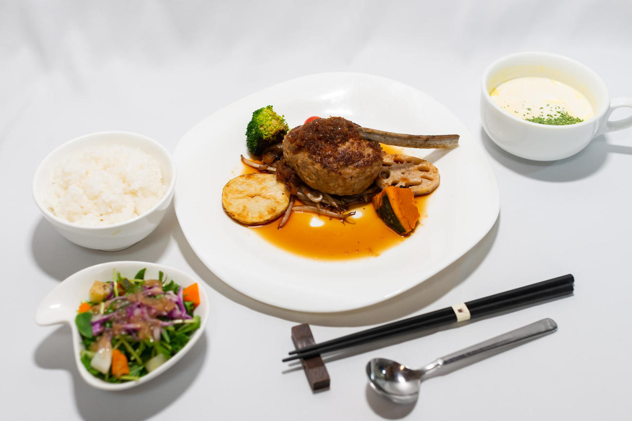 藤井聡太竜王が昼食に注文した「博多和牛ハンバーグと福津野菜のグリルランチ」（日本将棋連盟提供）