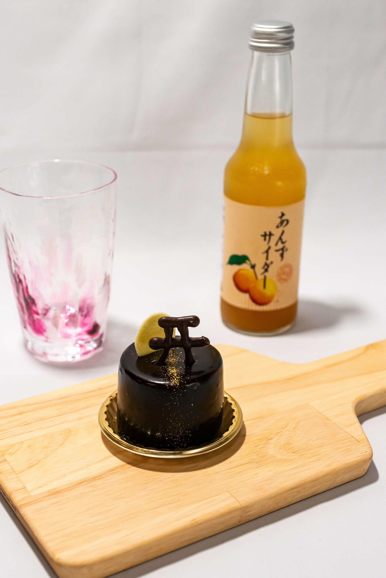 藤井聡太竜王が午後のおやつに注文した「光の道チョコムース」「あんずサイダー」（日本将棋連盟提供）
