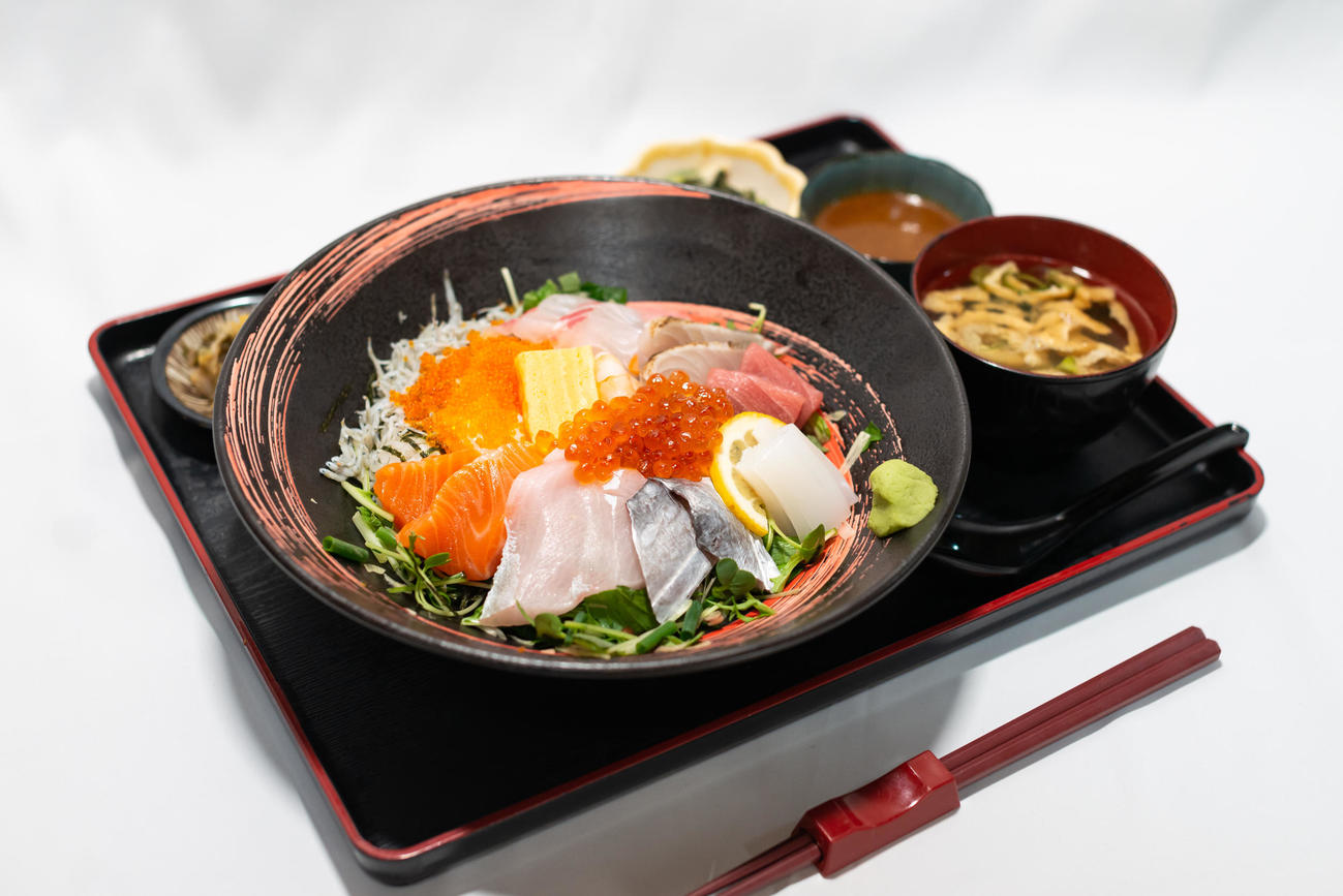 広瀬章人八段が昼食に注文した「光の道の豪華海鮮丼」（日本将棋連盟提供）