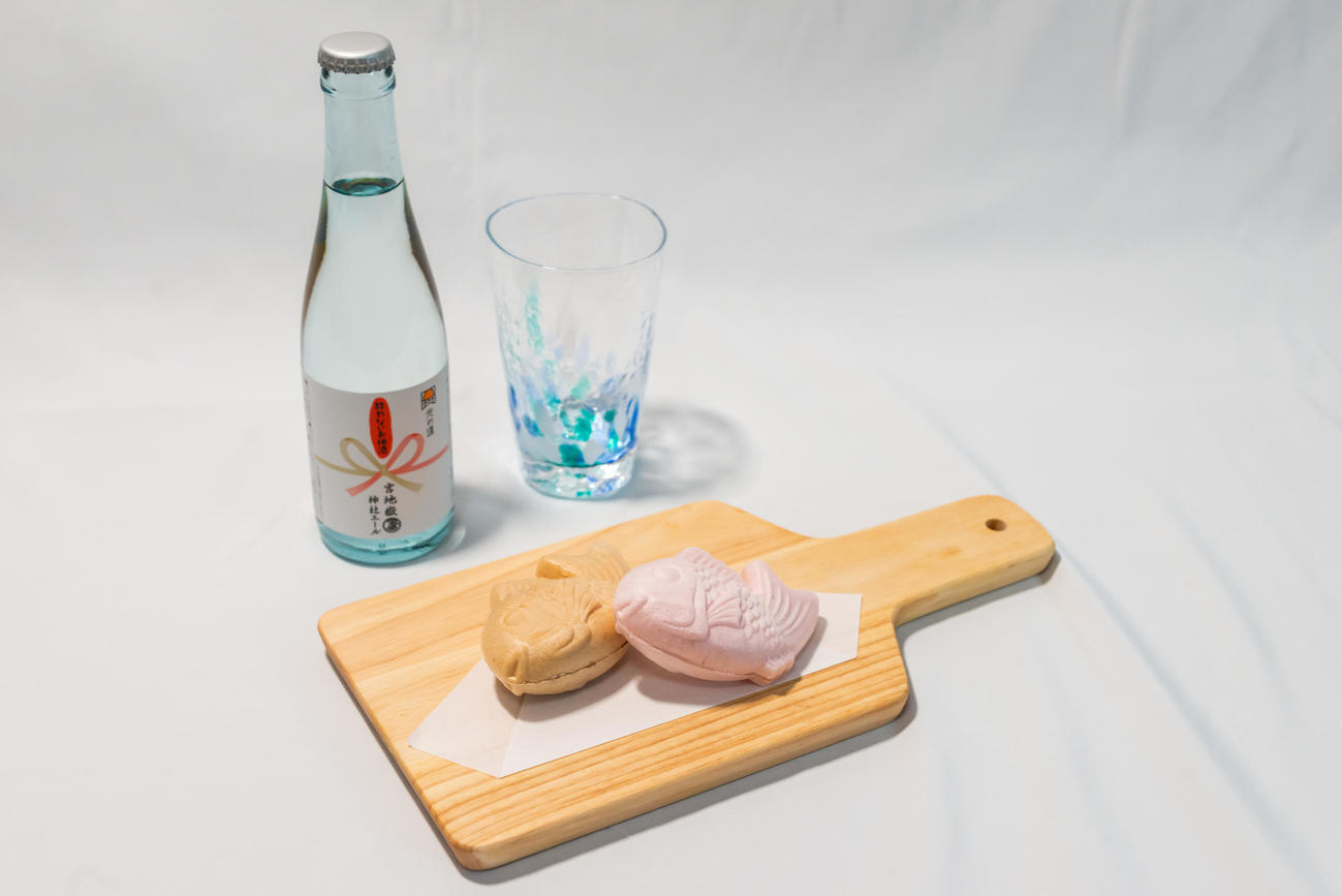 広瀬章人八段が午前のおやつに注文した「鯛もなか」「宮地嶽神社エール」（日本将棋連盟提供）