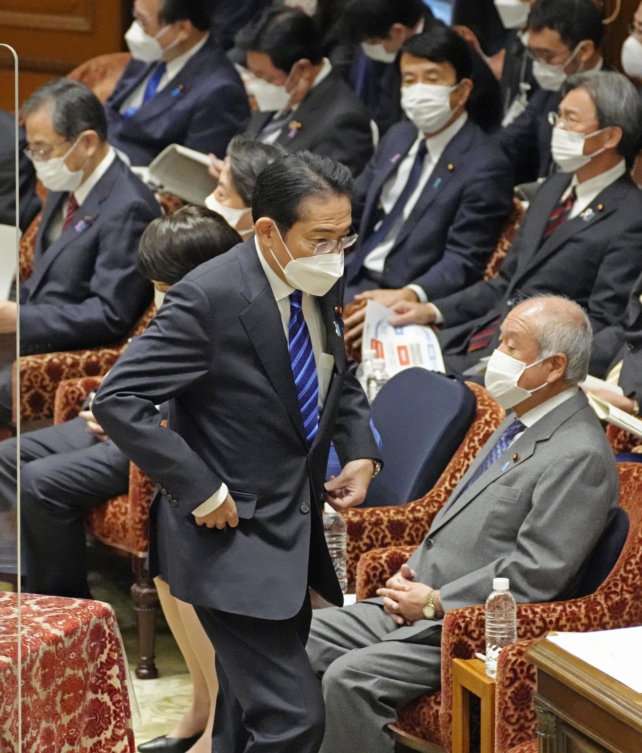 衆院予算委に臨む岸田首相（共同）