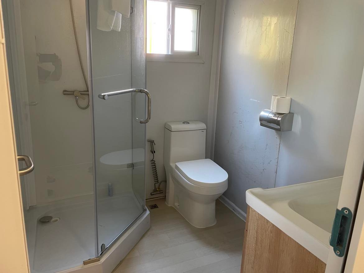バスルームはトイレとユニットになっている（関口真一さん提供）