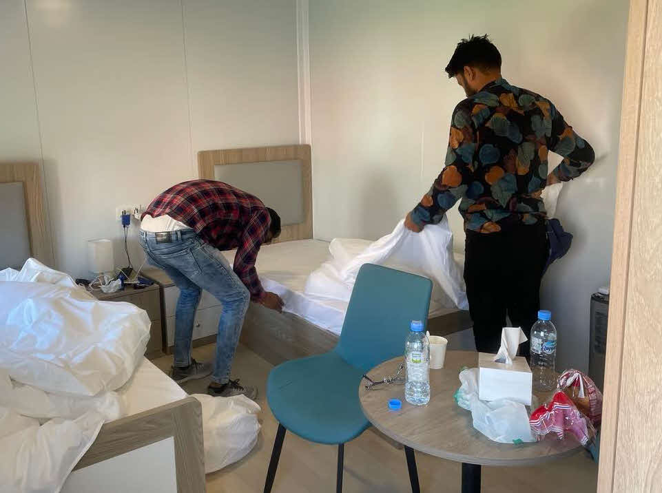 ベッドメーキングは私服の男性スタッフが担当（関口真一さん提供）