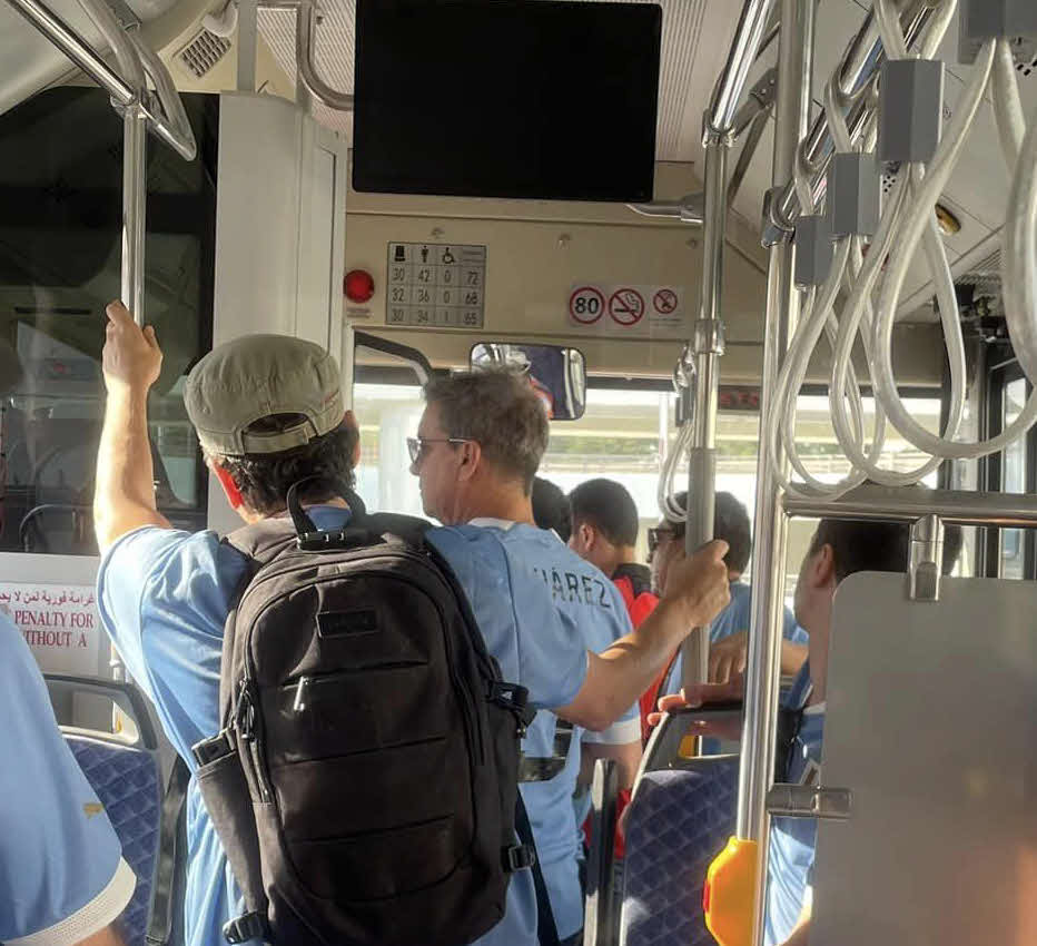エデュケーション・シティー競技場に行くはずの公共バスが迷走し、ウルグアイサポーターは運転席に詰め寄りバス車内は騒然とした（関口真一さん提供）