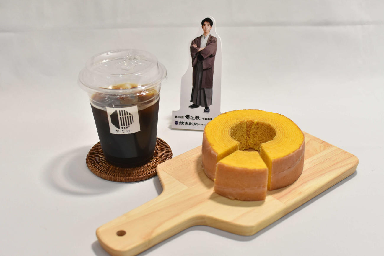 藤井聡太竜王が2日目午前のおやつに注文した「光の道マンゴーバウムクーヘン」「アイスコーヒー」（日本将棋連盟提供）