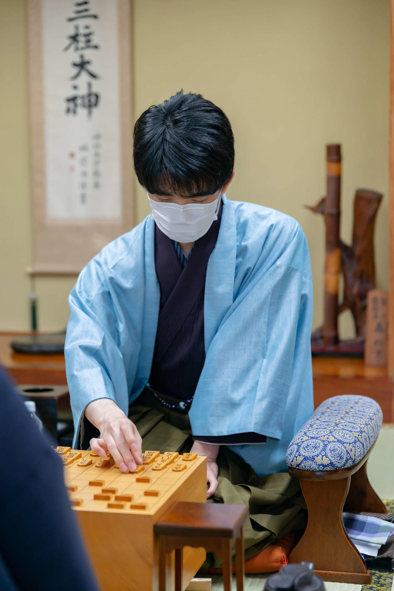 2日目の対局に臨んだ藤井聡太竜王（日本将棋連盟提供）