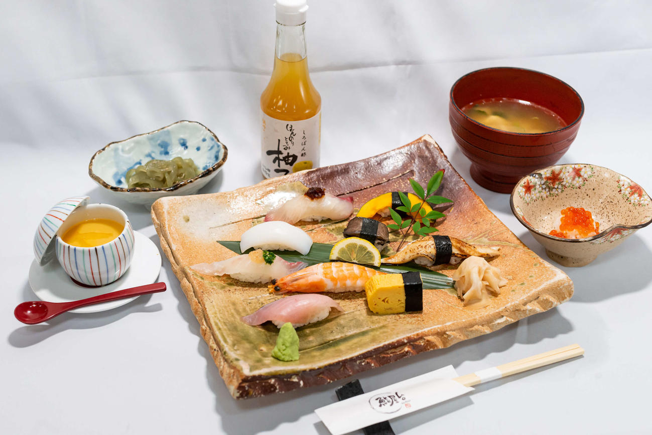 藤井聡太竜王が勝負メシに注文した「旬のお寿司おまかせ握り」（日本将棋連盟提供）
