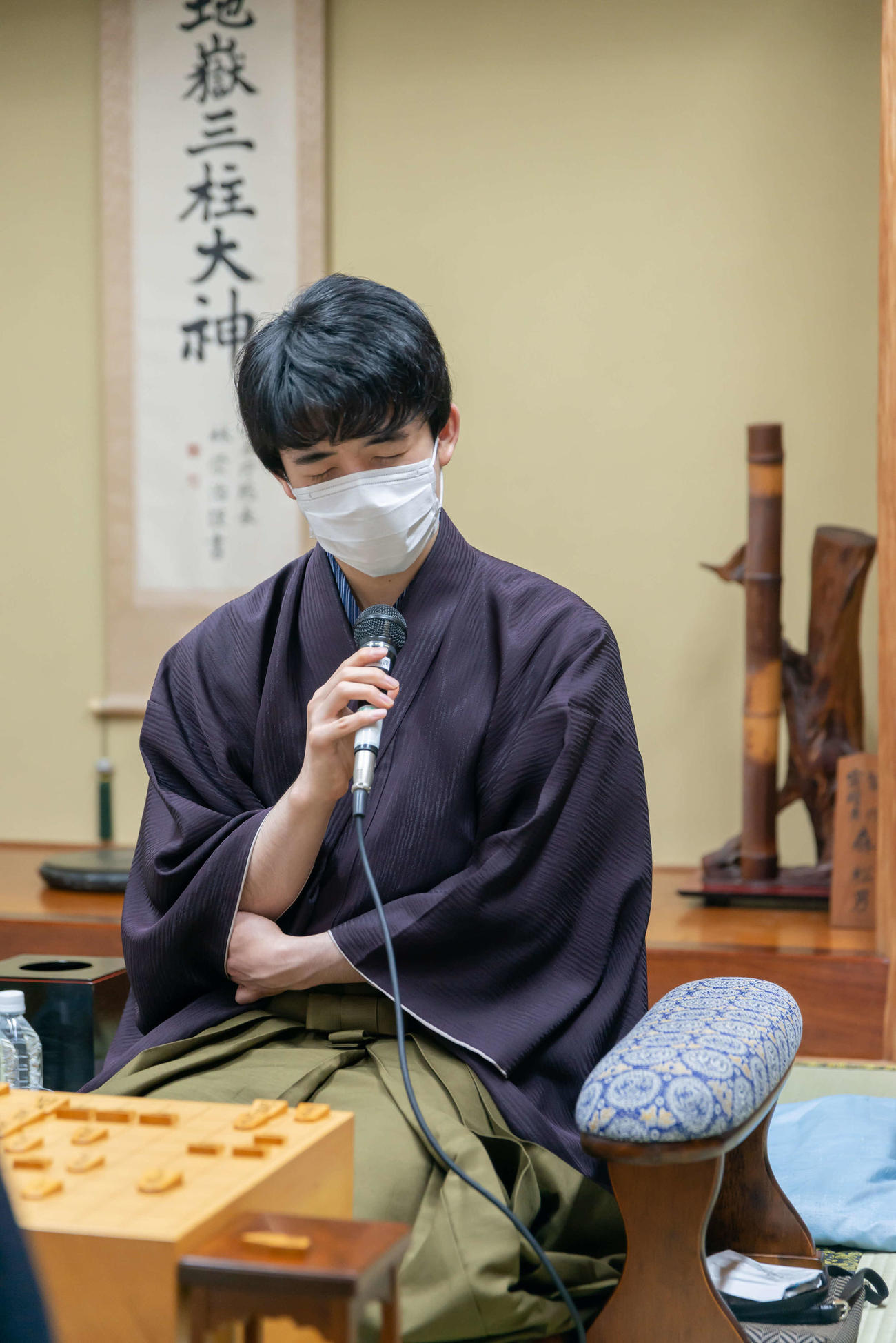 終局後、インタビューに応じる藤井聡太竜王（日本将棋連盟提供）