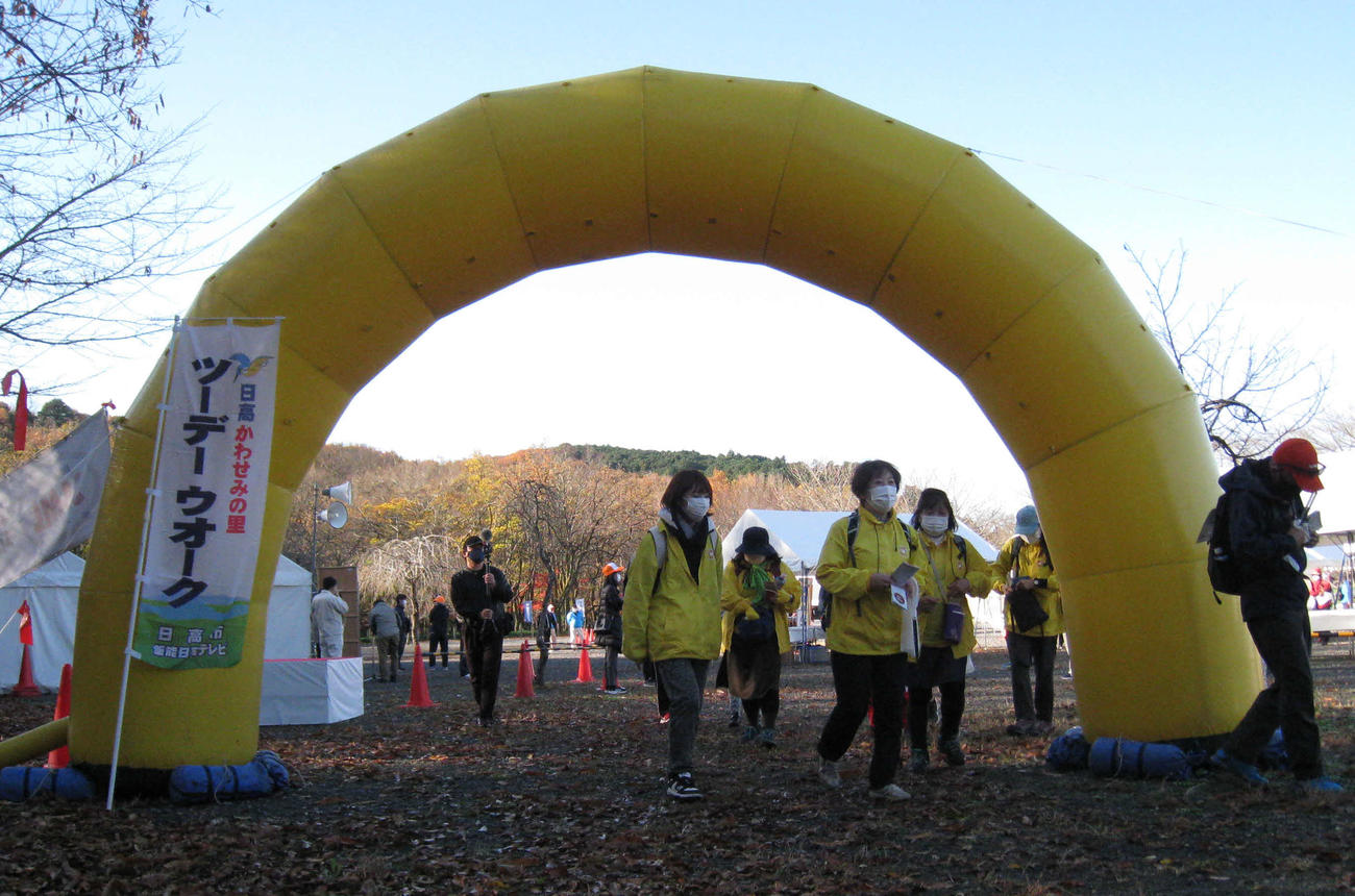 巾着田を出発する参加者たち（撮影・吉池彰）
