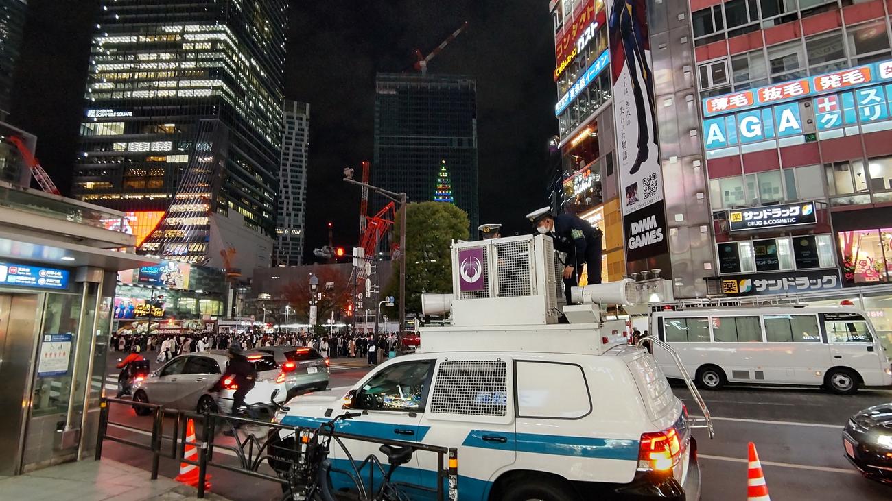 東京・渋谷のスクランブル交差点ではDJポリスをはじめ、多くの警察官が出動