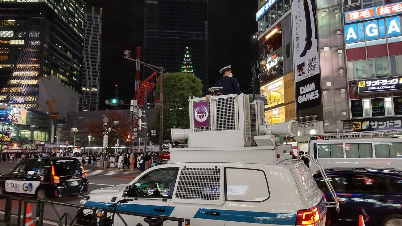 東京・渋谷のスクランブル交差点ではDJポリスをはじめ、多くの警察官が出動