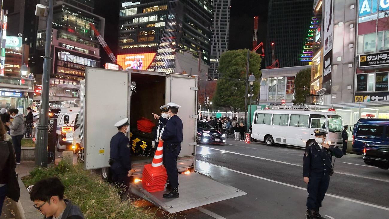 東京・渋谷のスクランブル交差点ではキックオフ前に警備の準備が進められていた