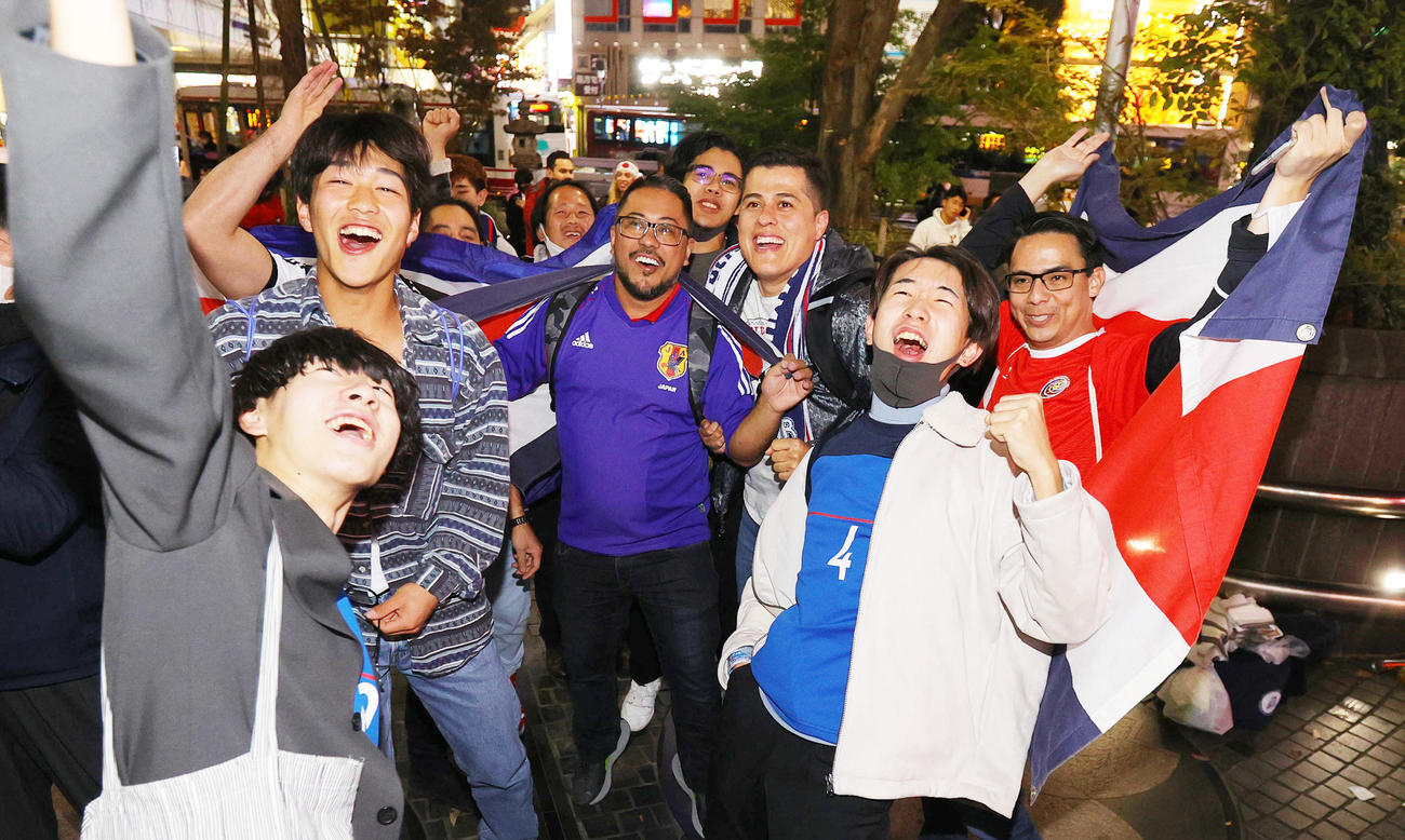 W杯で日本に勝利し、渋谷駅前で盛り上がるコスタリカサポーターと祝福する日本サポーター（撮影・野上伸悟）