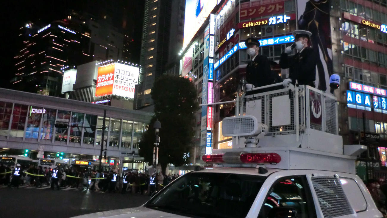 東京・渋谷のスクランブル交差点に配備されたDJポリス