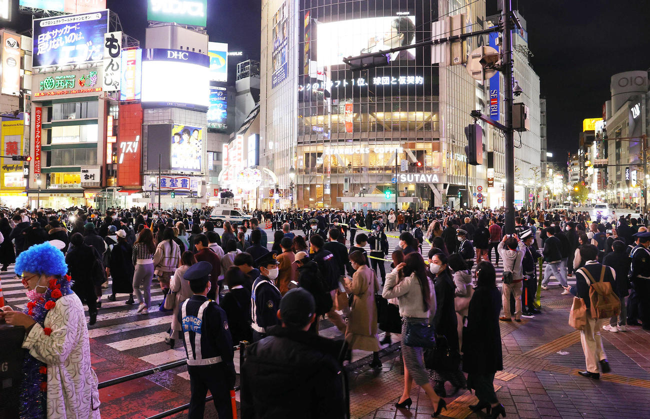 W杯の日本対コスタリカ戦が行われる時間に、多くの人でごった返す渋谷のスクランブル交差点（撮影・野上伸悟）