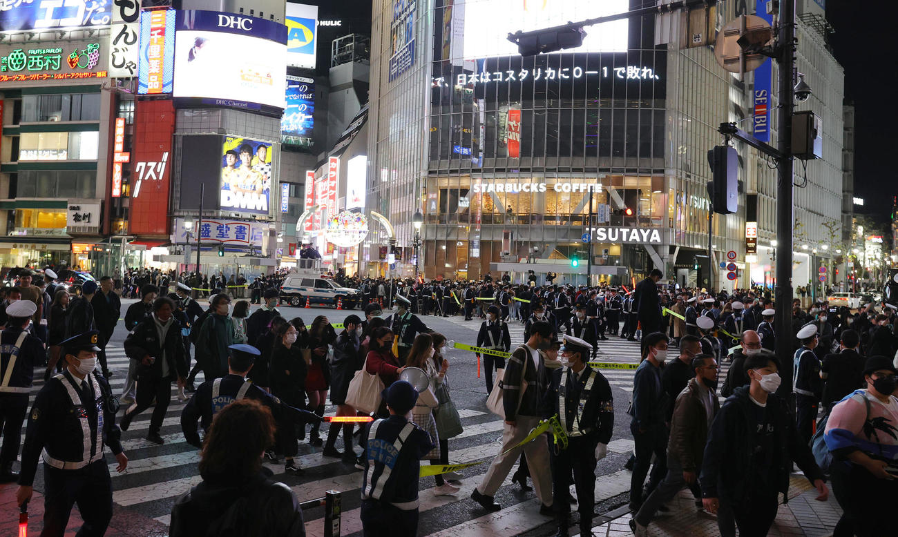 渋谷のスクランブル交差点では多くの人でごった返す中、W杯で日本がコスタリカに敗れたニュースが流れる＝27日午後8時59分（撮影・野上伸悟）