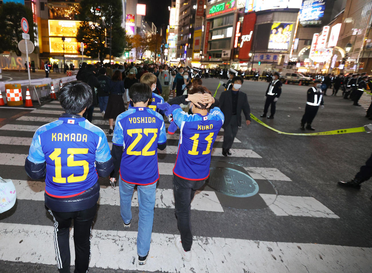 W杯でコスタリカに敗れ、渋谷スクランブル交差点で落胆の様子の日本サポーター（撮影・野上伸悟）