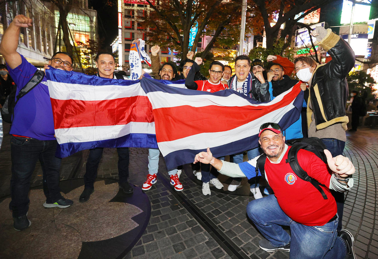 W杯で日本に勝利し、渋谷駅前で盛り上がるコスタリカサポーター（撮影・野上伸悟）