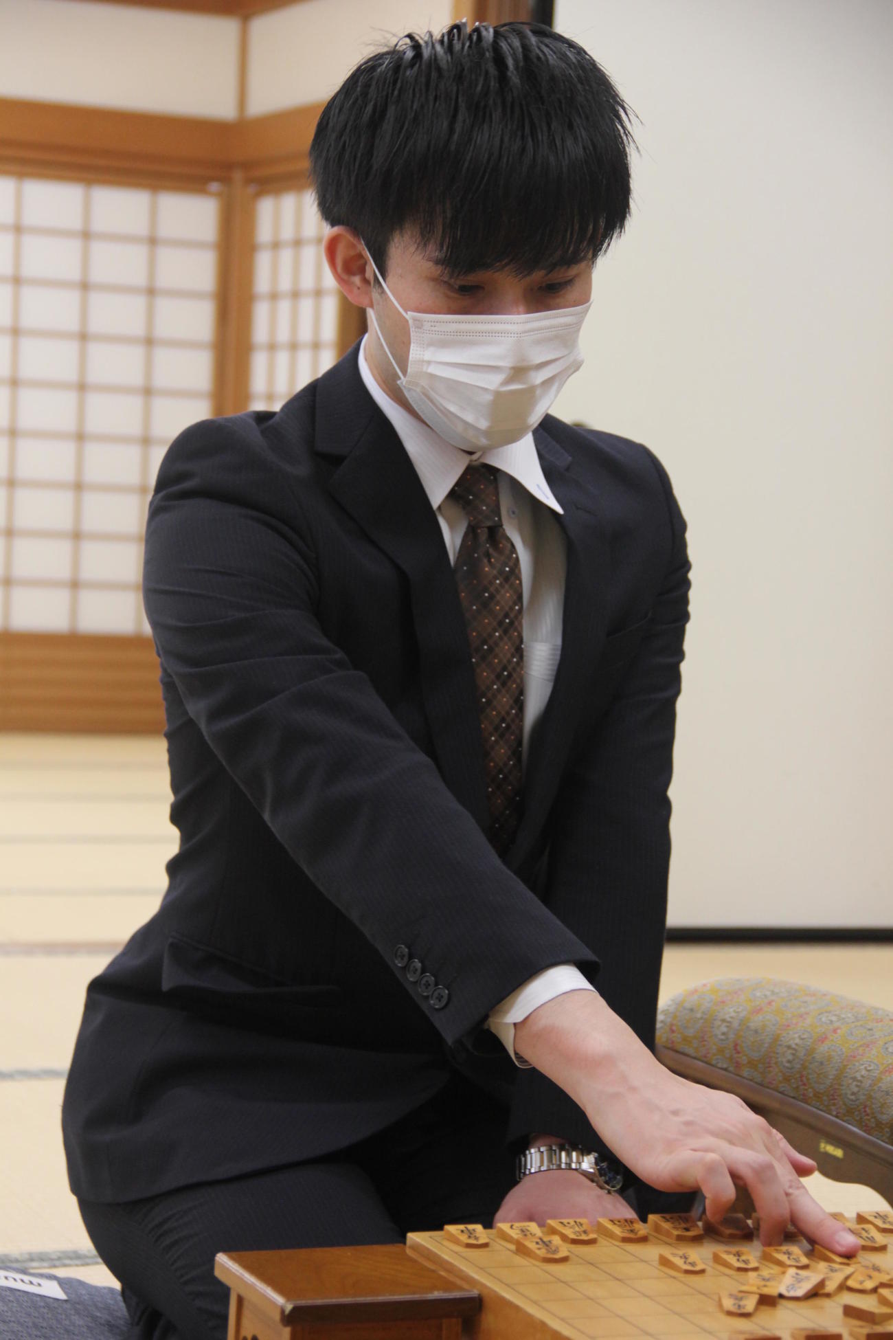 プロ棋士編入試験5番勝負第1局に臨んだ小山怜央アマ（日本将棋連盟提供）