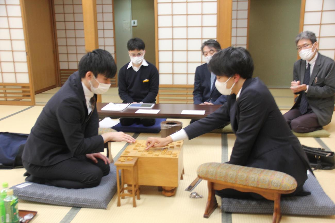 プロ棋士編入試験5番勝負第1局に臨んだ小山怜央アマ（左）、徳田拳士四段（日本将棋連盟提供）