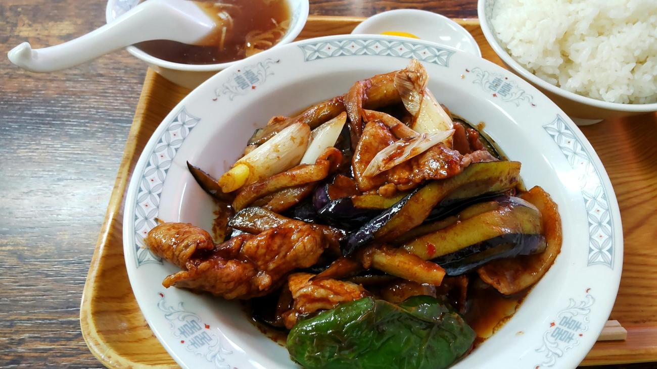 選手に大人気のナスと豚肉の黒味噌炒め（撮影・寺沢卓）