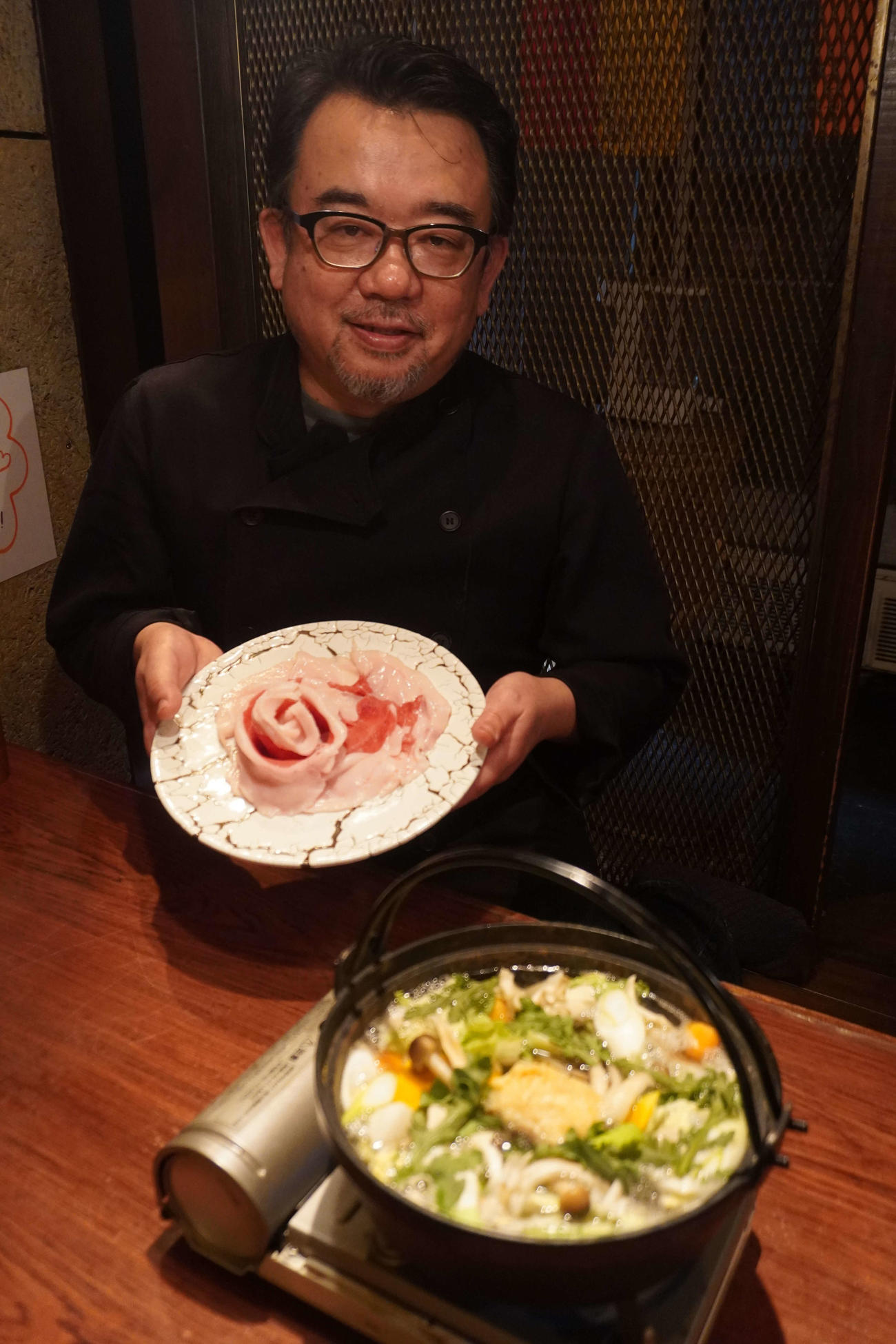 「山の主のぼたん鍋」を提供する林育夫店長（撮影・沢田直人）