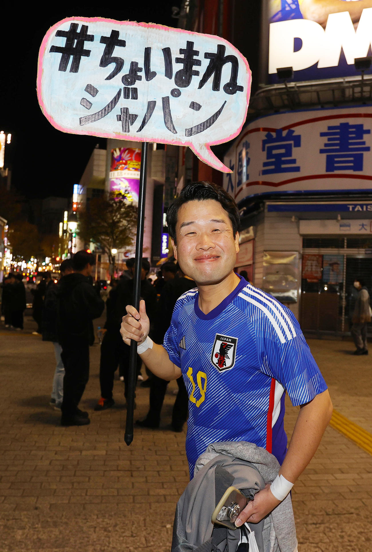 酒井宏樹に扮（ふん）する芸人のクロワッサン。（2022年11月27日撮影）