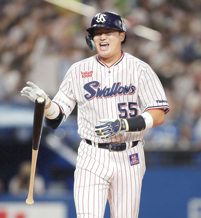 ヤクルト対DeNA　7回裏、56号となるソロ本塁打を放ち、ベンチに向かい満面の笑顔を見せる村上宗隆（2022年10月3日）
