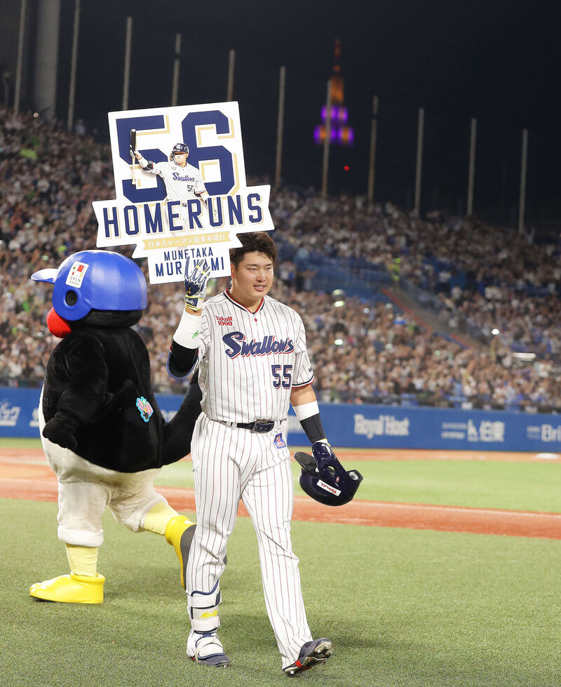 56号となる右越えソロ本塁打を放ち、ボードを手に笑顔を見せる村上宗隆（2022年10月3日）
