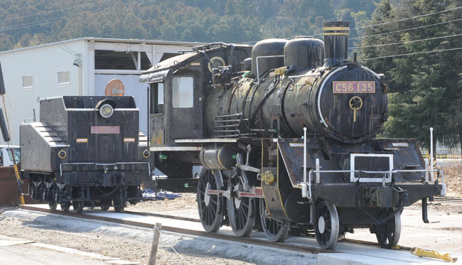 大井川鉄道　SL（Ｃ56－135号機）搬入作業　復元して仮置き　奥が炭水車（本来とは逆向きで留置）（2022年2月撮影）