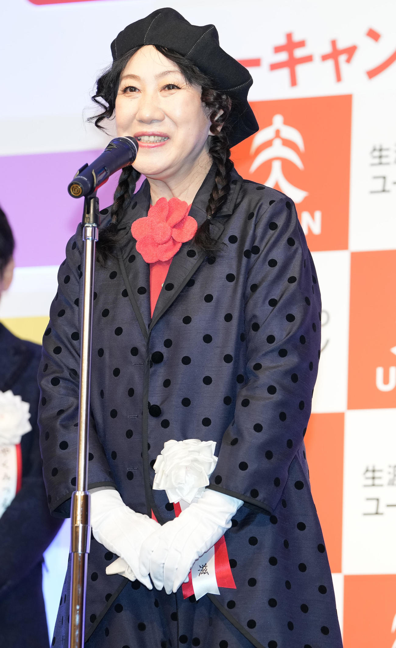 「現代用語の基礎知識選　2022ユーキャン新語・流行語大賞」の冒頭であいさつする選考委員の室井滋（撮影・鈴木みどり）