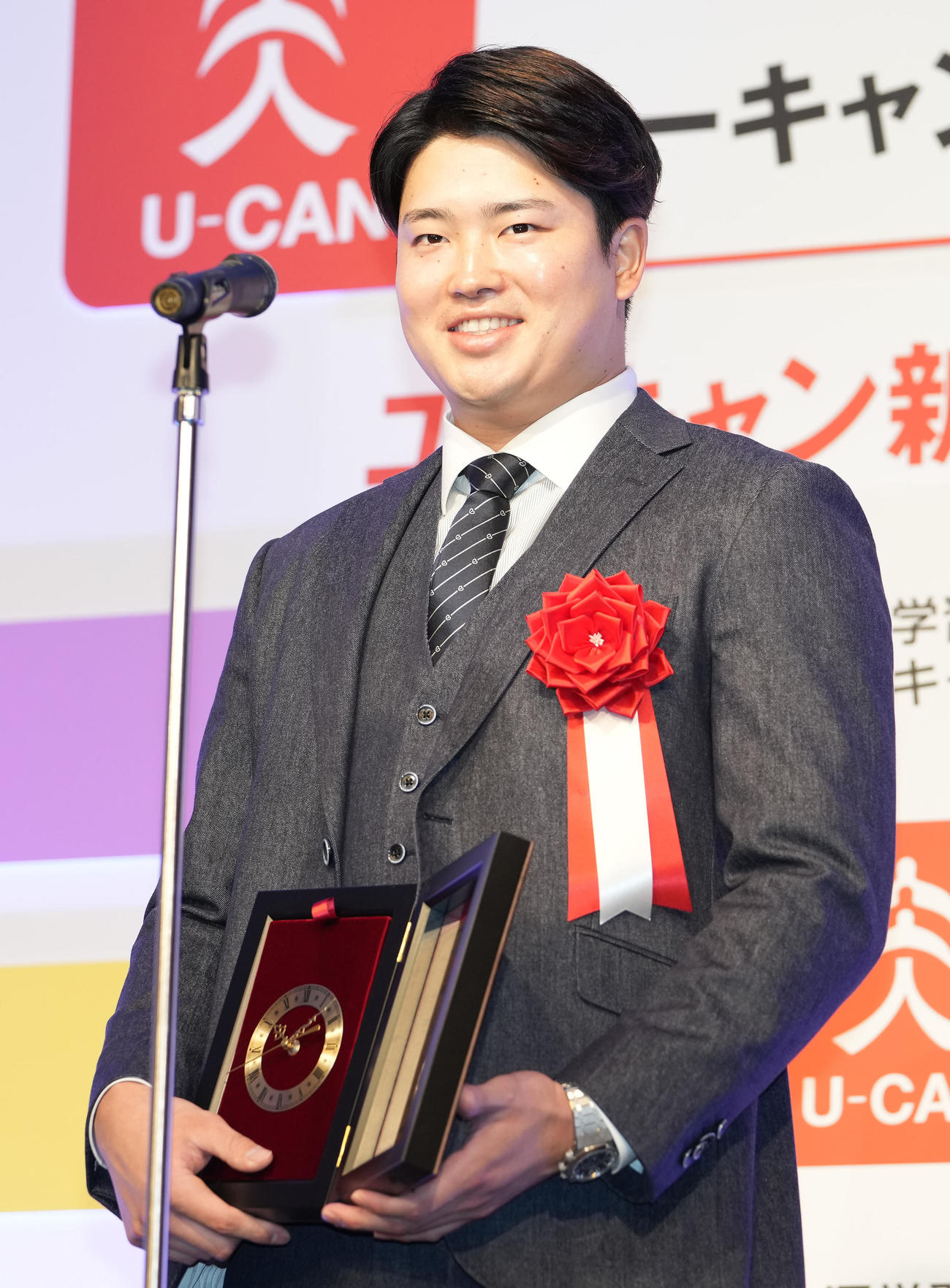 「現代用語の基礎知識選　2022ユーキャン新語・流行語大賞」で「村神様」がトップ10に選ばれ笑顔のヤクルト村上（撮影・鈴木みどり）