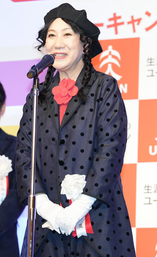 「現代用語の基礎知識選　2022ユーキャン新語・流行語大賞」の冒頭であいさつする選考委員の室井滋（撮影・鈴木みどり）