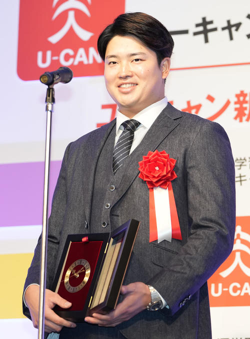 「現代用語の基礎知識選　2022ユーキャン新語・流行語大賞」で「村神様」がトップ10に選ばれ笑顔のヤクルト村上（撮影・鈴木みどり）
