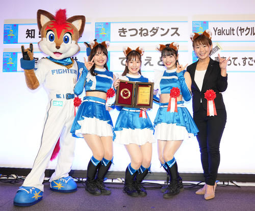 「現代用語の基礎知識選　2022ユーキャン新語・流行語大賞」で「きつねダンス」がトップ10に選ばれ記念撮影する、左からフレップ、ファイターズガールの辻菜穂子、濱野亜里紗、滝谷美夢、尾暮沙織氏（撮影・鈴木みどり）