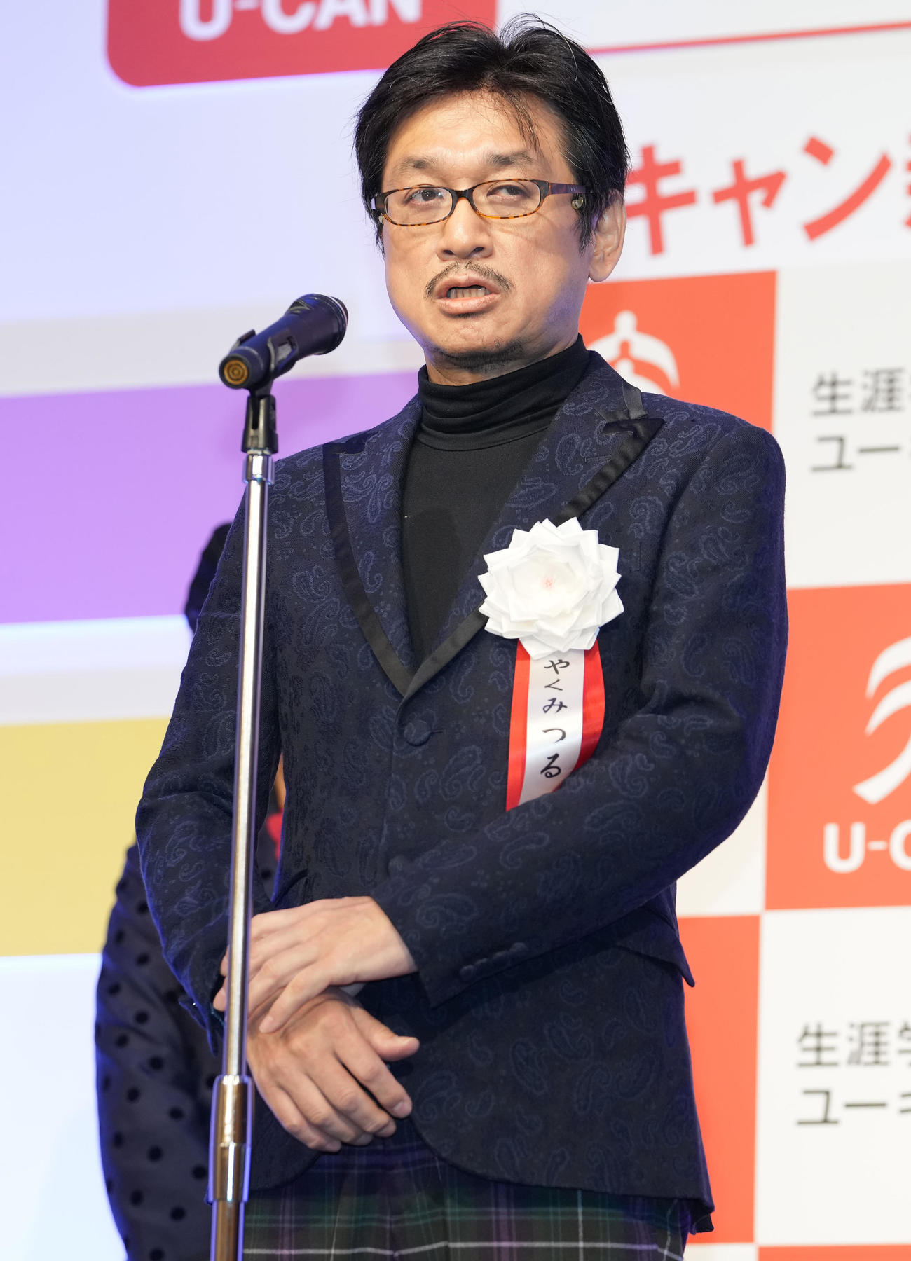 「現代用語の基礎知識選　2022ユーキャン新語・流行語大賞」の冒頭であいさつする選考委員のやくみつる氏（撮影・鈴木みどり）