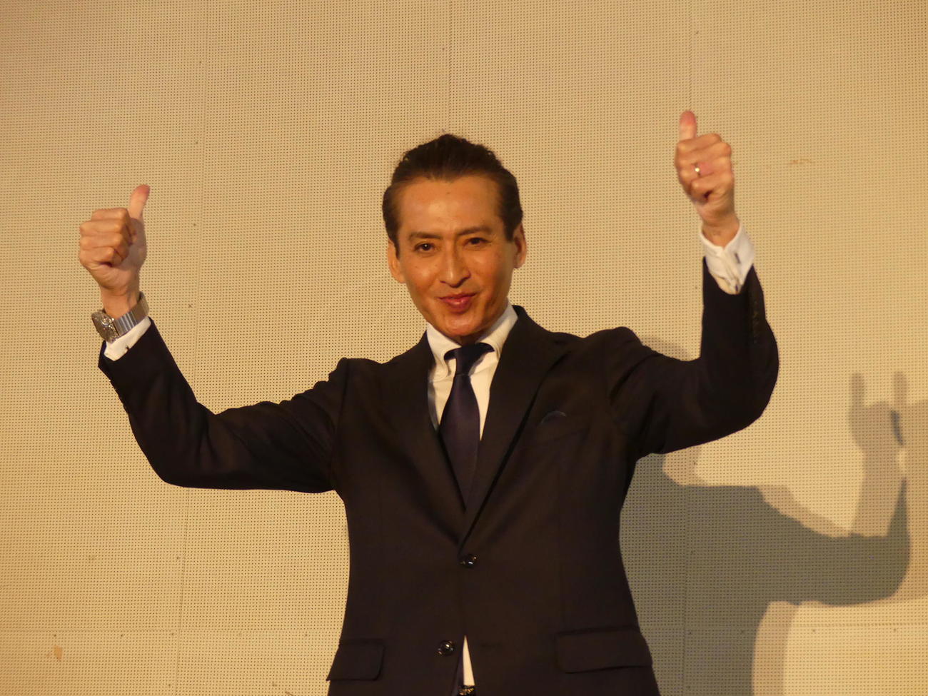 東京都北区長選の出馬会見を行い、サムズアップポーズを取る大沢樹生（撮影・中山知子）
