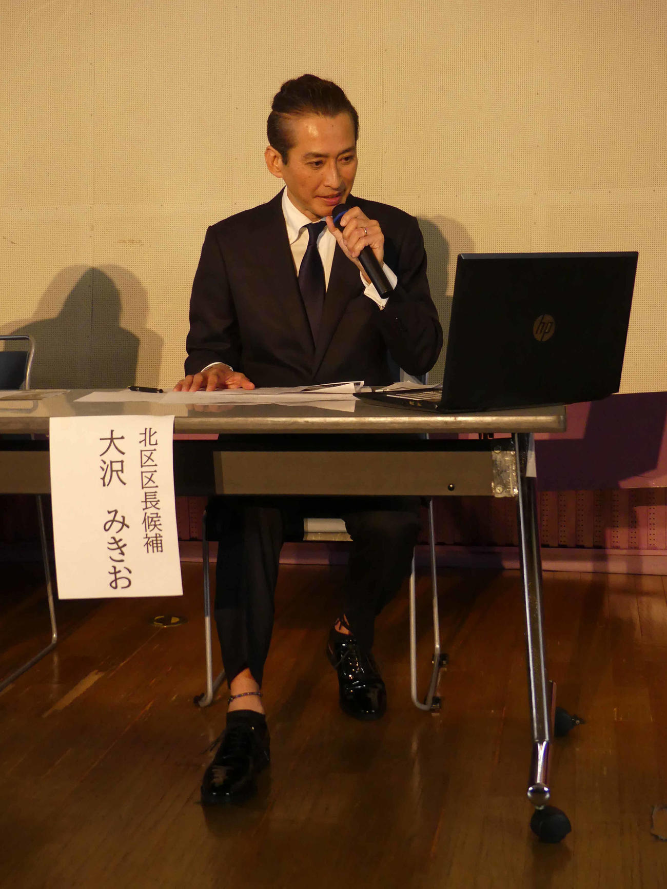 東京北区長選への出馬会見で、オンラインの質問に答える大沢樹生（撮影・中山知子）
