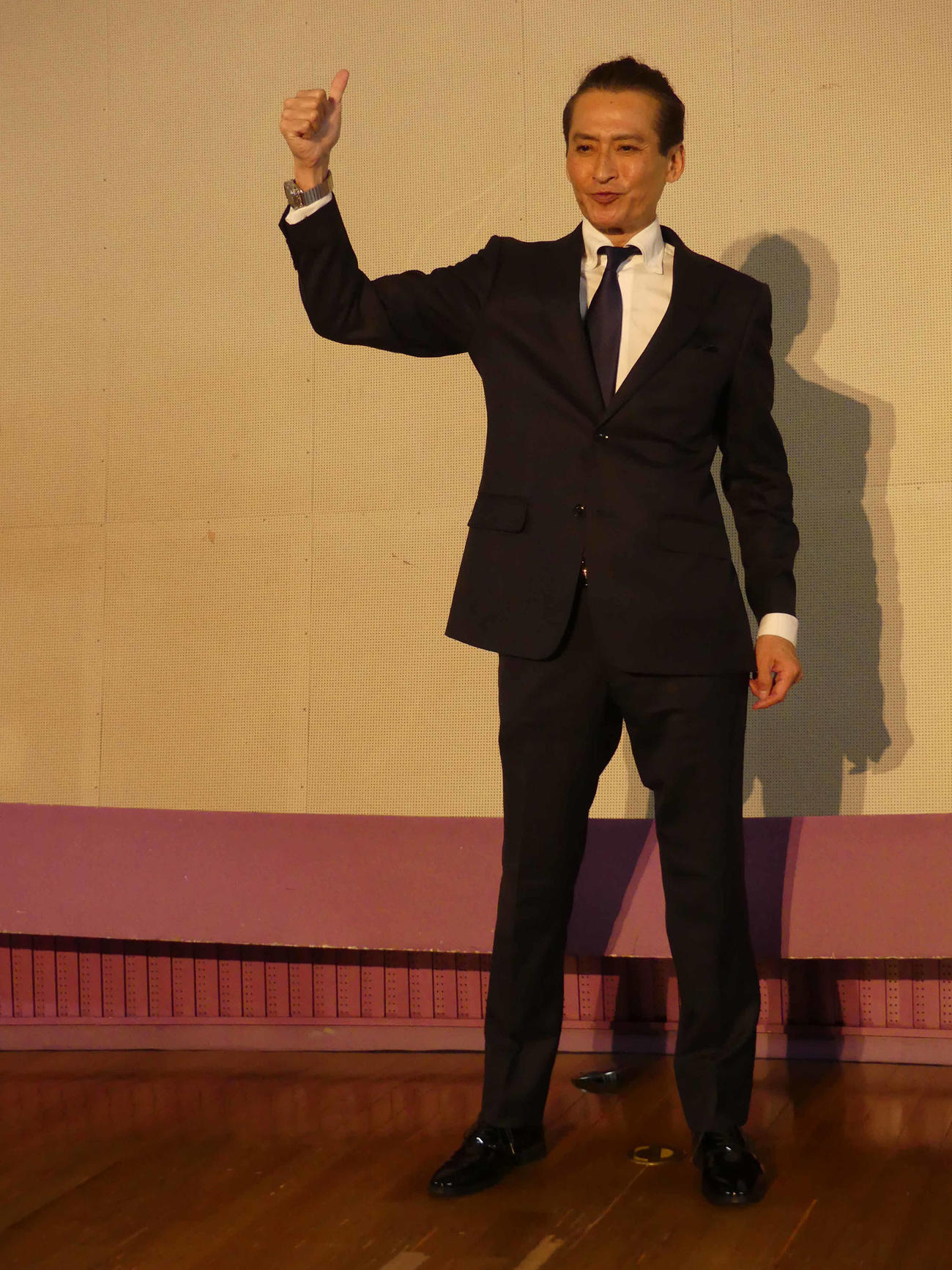 東京都北区長選に出馬を表明し、サムアップのポーズに応じる大沢樹生（撮影・中山知子）
