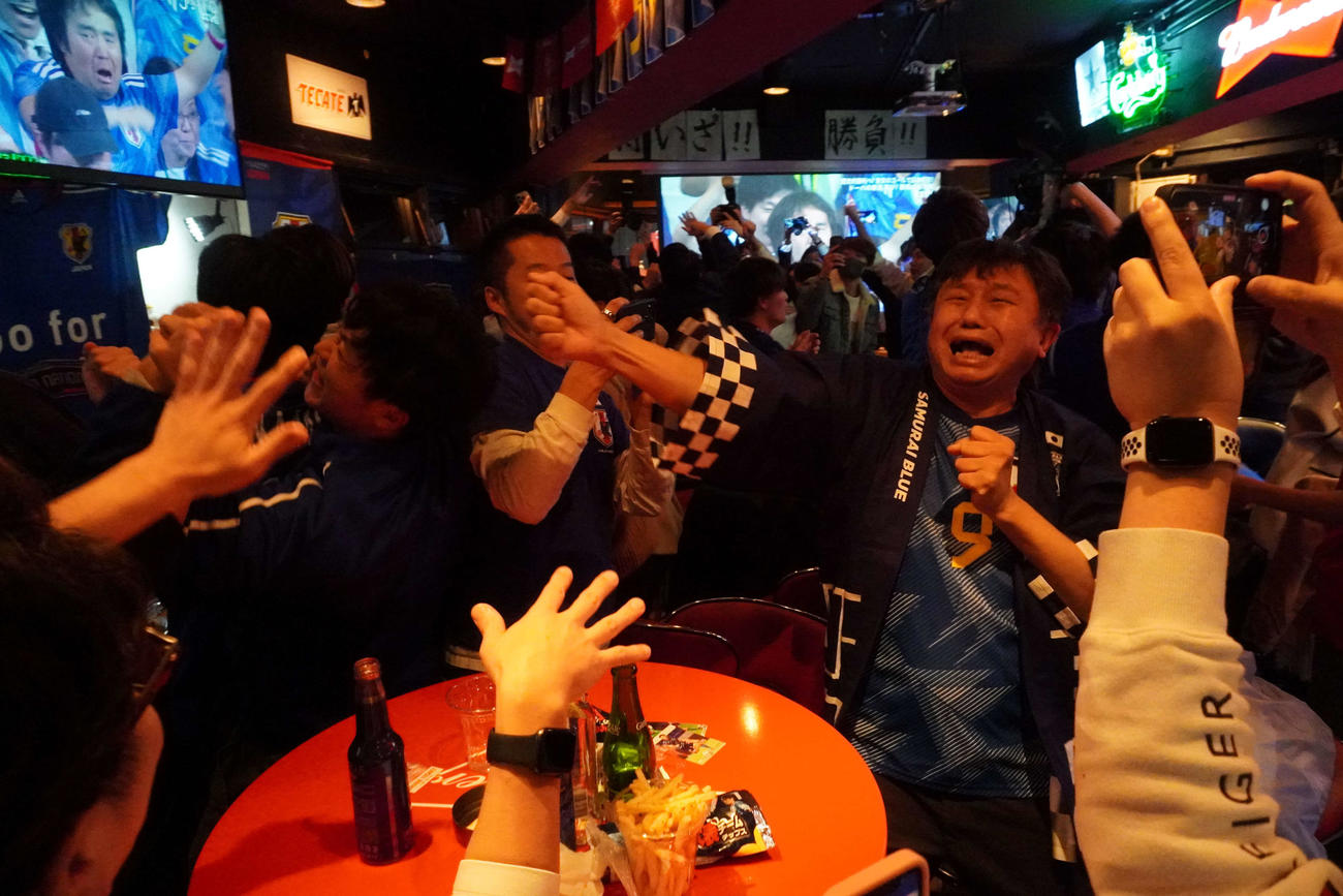 「Fields　渋谷」で喜びを爆発させるサポーター（撮影・沢田直人）