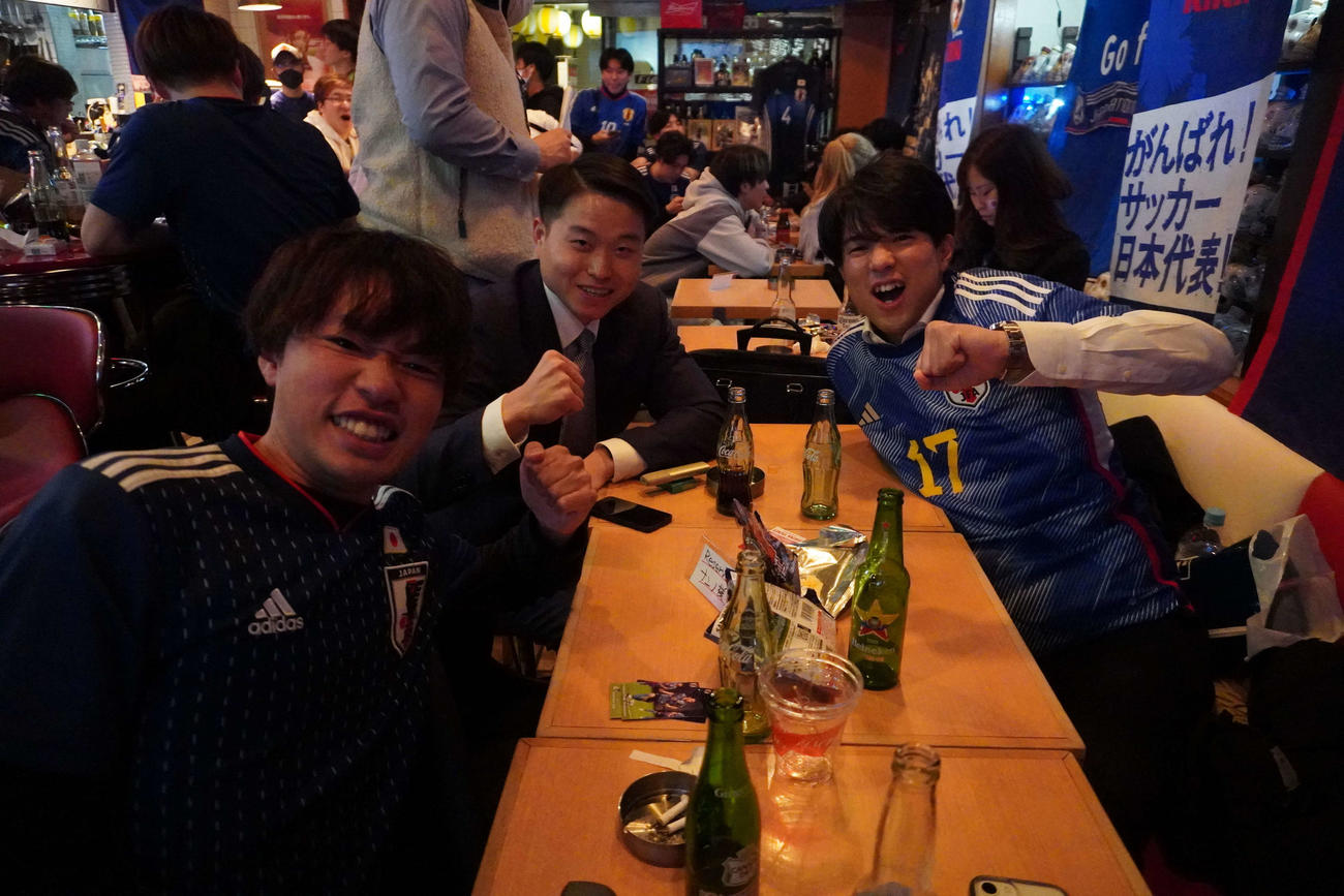 「Fields　渋谷」で熱戦を見届けるサポーター（撮影・沢田直人）