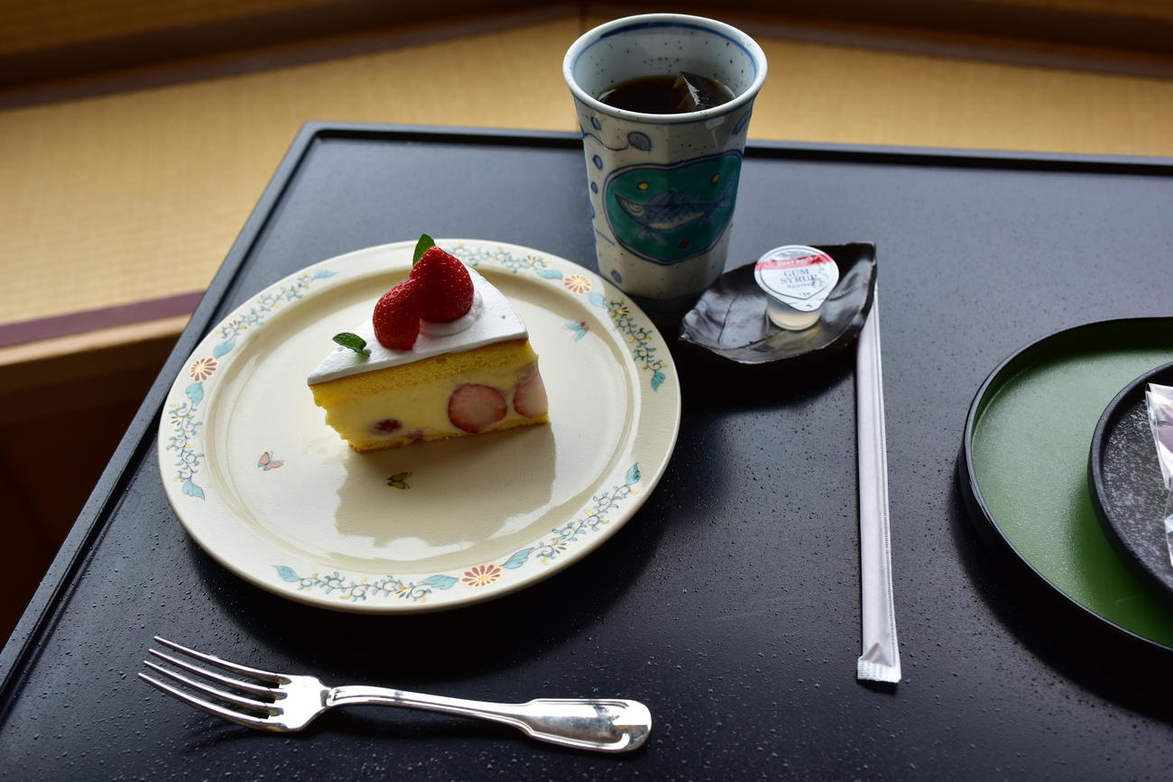 藤井聡太竜王が午前のおやつに注文した「苺のフレジェ」（日本将棋連盟提供）