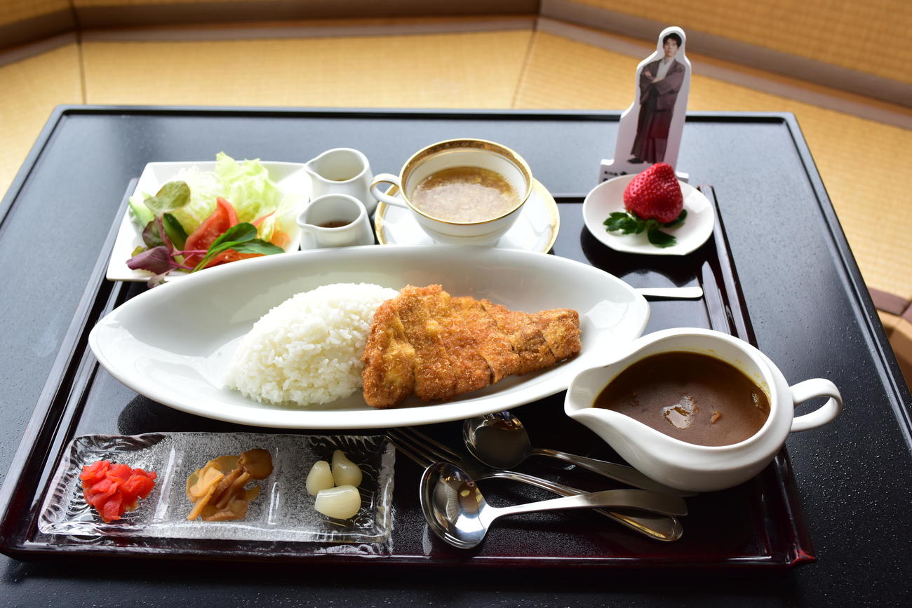 藤井聡太竜王が昼食に注文した「黒豚カツカレー（サラダ、福新漬け）」（日本将棋連盟提供）