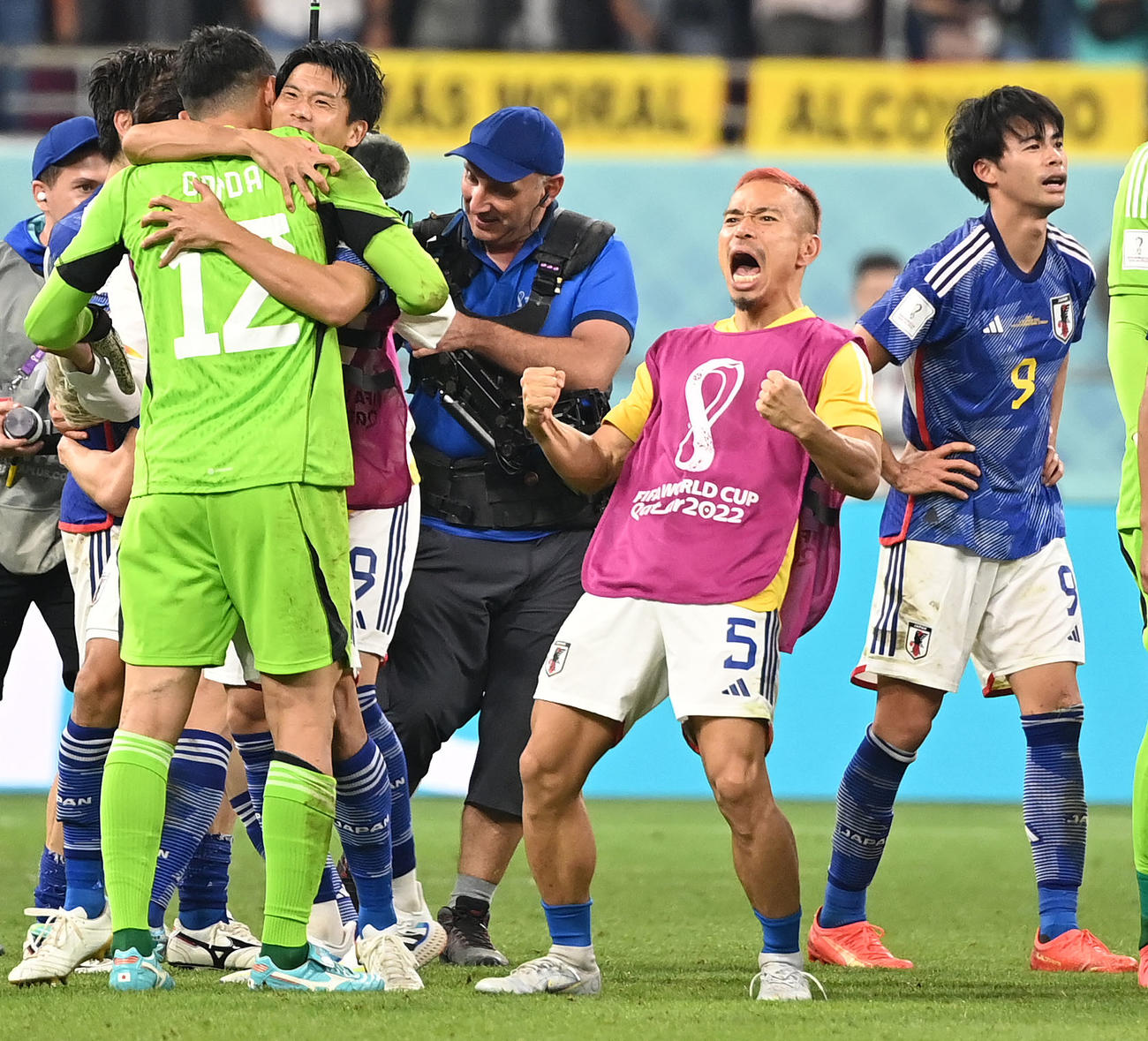日本対スペイン　スペインに勝利しグループ1位で決勝トーナメント進出を決め、雄たけびを上げる長友（右から2人目）（撮影・横山健太）