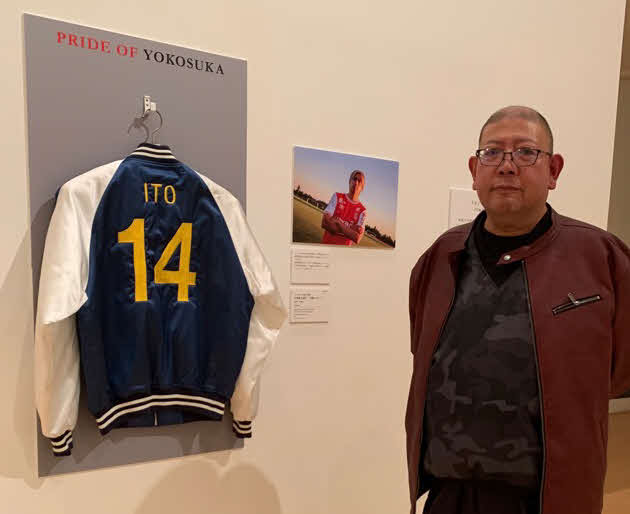 横須賀美術館に展示されたサッカー日本代表MF伊東のスカジャンと作者の大将ミシンししゅう店の山崎正寿店主（横須賀美術館提供）