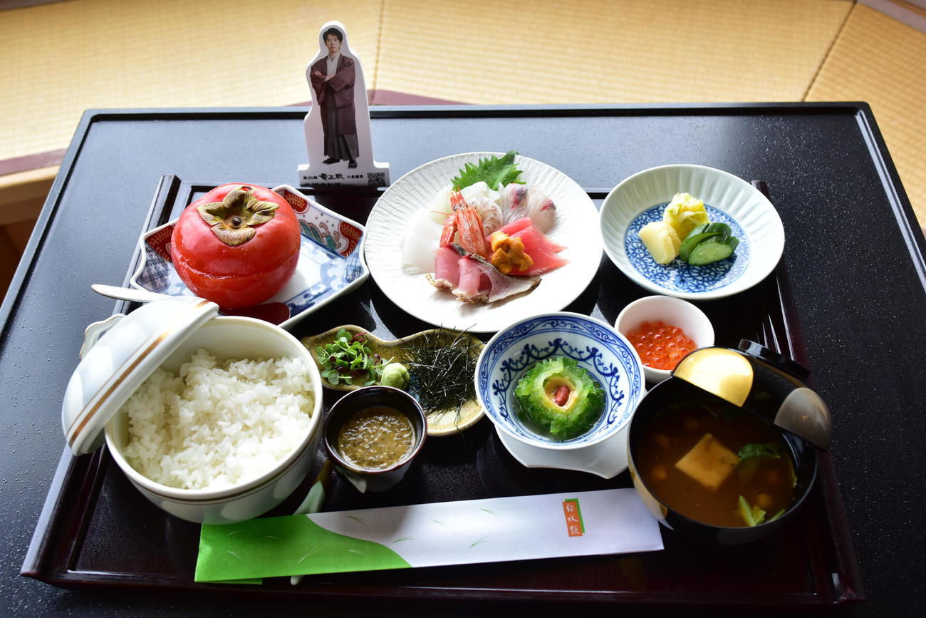 藤井聡太竜王が昼食に注文した「海鮮丼定食」（日本将棋連盟提供）