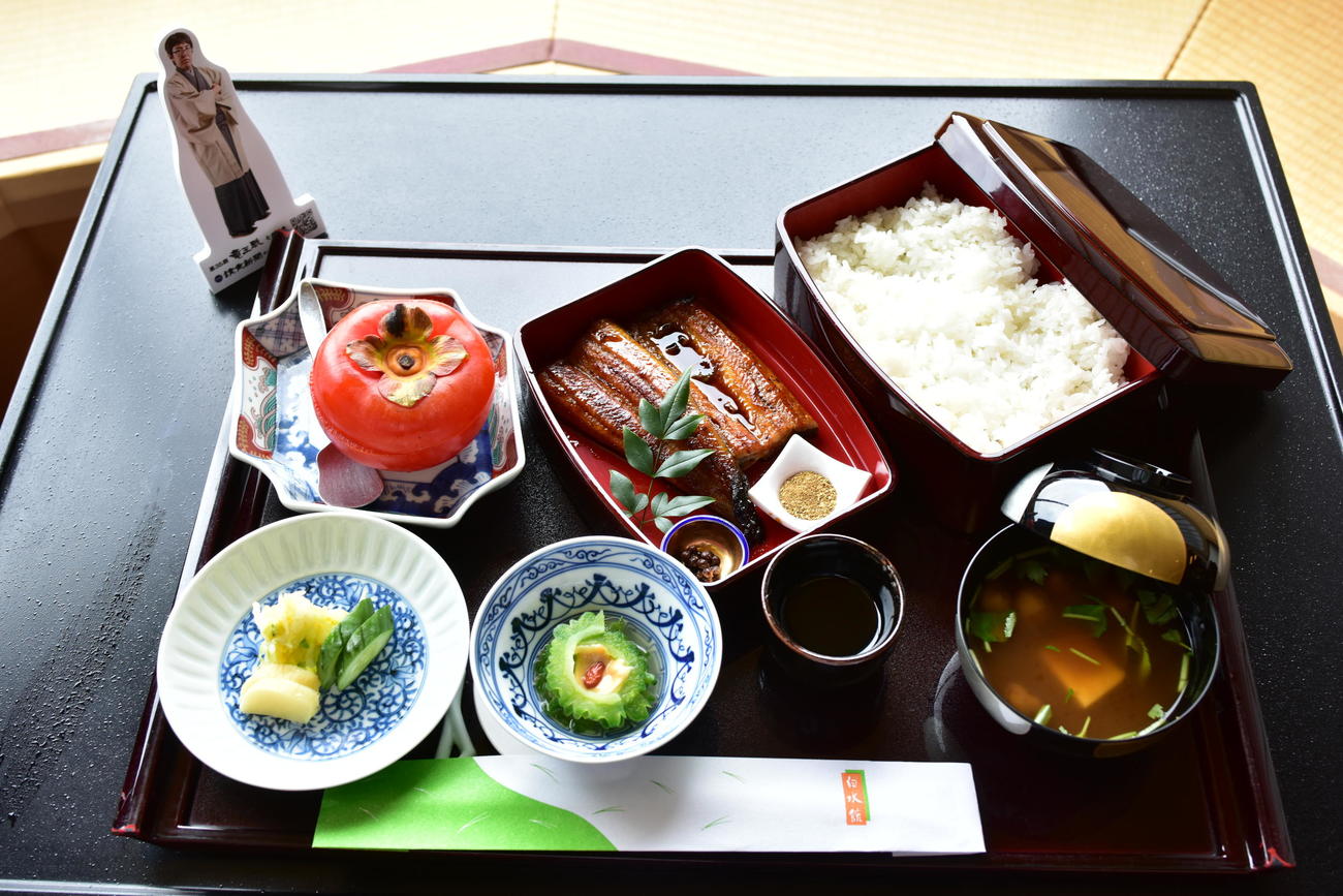 広瀬章人八段が昼食に注文した「指宿産鰻重」（日本将棋連盟提供）